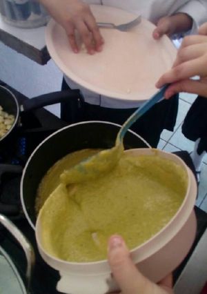 Una foto de Crema de chile poblano con pollo