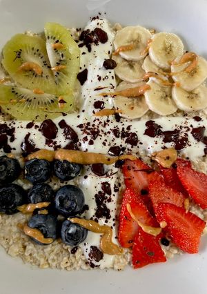 Foto di Porridge con frutta, yogurt e cioccolato 🫐🍓🍌🥝🍫🥜
