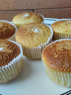 Una foto de Mini ponqués con centro de dulce de guayaba y queso crema🧁🍮🍰