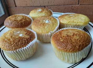 Una foto de Mini ponqués con centro de dulce de guayaba y queso crema🧁🍮🍰