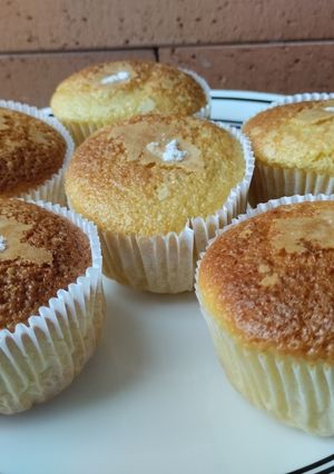 Una foto de Mini ponqués con centro de dulce de guayaba y queso crema🧁🍮🍰
