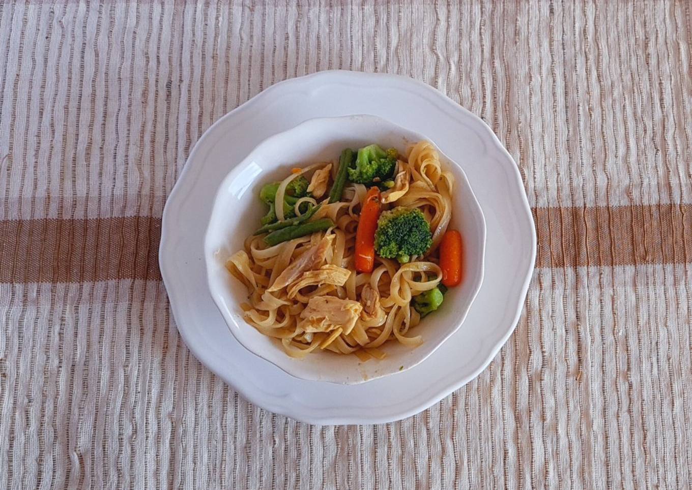 Noodles con verduras y pollo