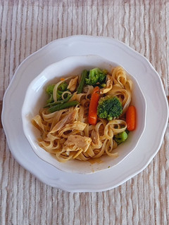 Una foto de Noodles con verduras y pollo