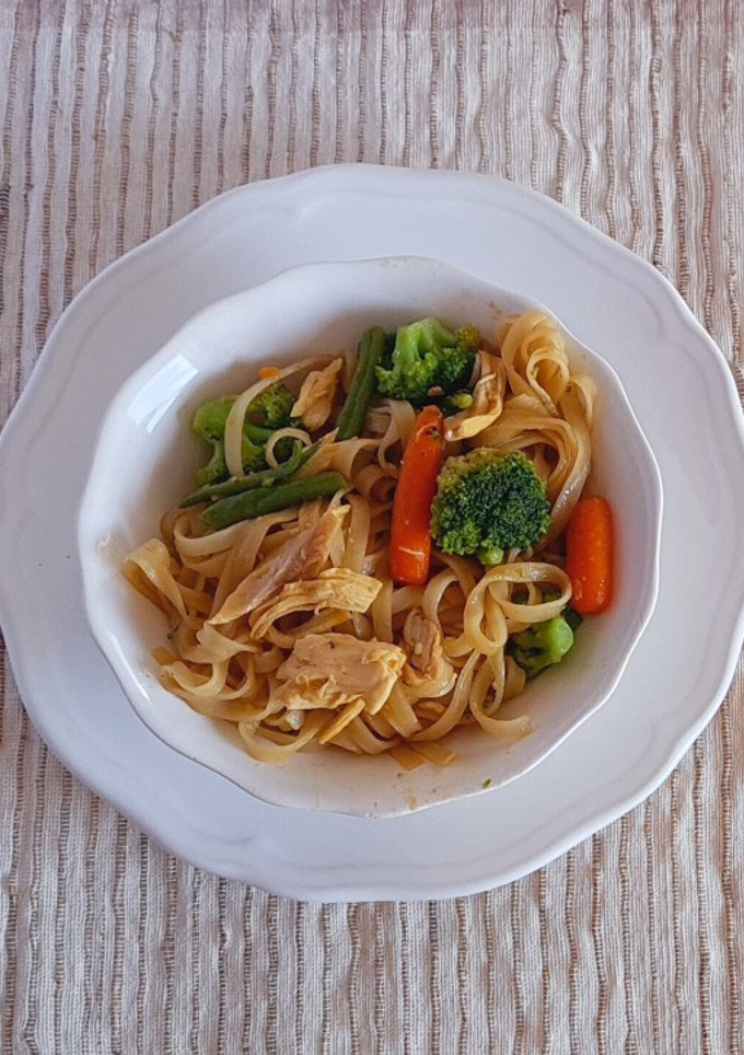 Una foto de Noodles con verduras y pollo