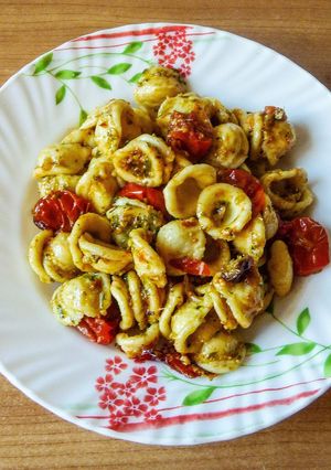 Una foto de Orecchiette con tomates confitados