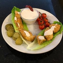 A picture of Spicy Chicken Strip Lettuce Wraps.