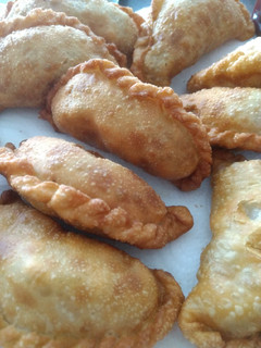 Una foto de Empanadas calientes que queman los dientes! 😋 De carne