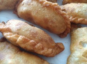 Una foto de Empanadas calientes que queman los dientes! 😋 De carne