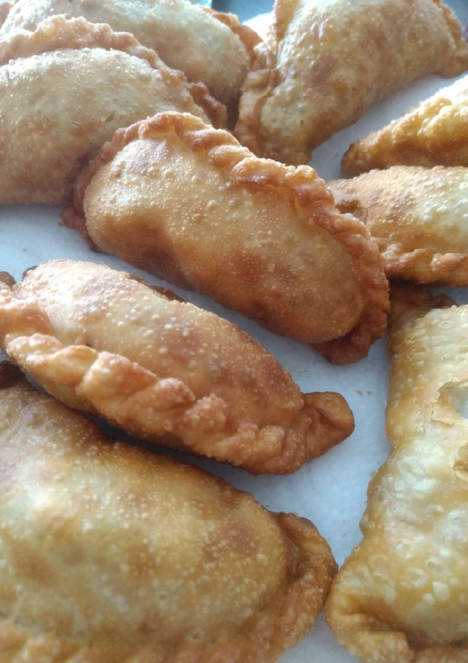Una foto de Empanadas calientes que queman los dientes! 😋 De carne