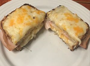 Una foto de Sándwich Croque Monsieur