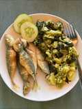 Carapaus fritos com migas de legumes e vegetais