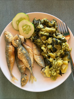 Foto de Carapaus fritos com migas de legumes e vegetais