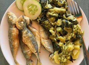 Foto de Carapaus fritos com migas de legumes e vegetais