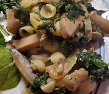 Popular Cuisine Shells with Spinach and Mushrooms Restaurant Style