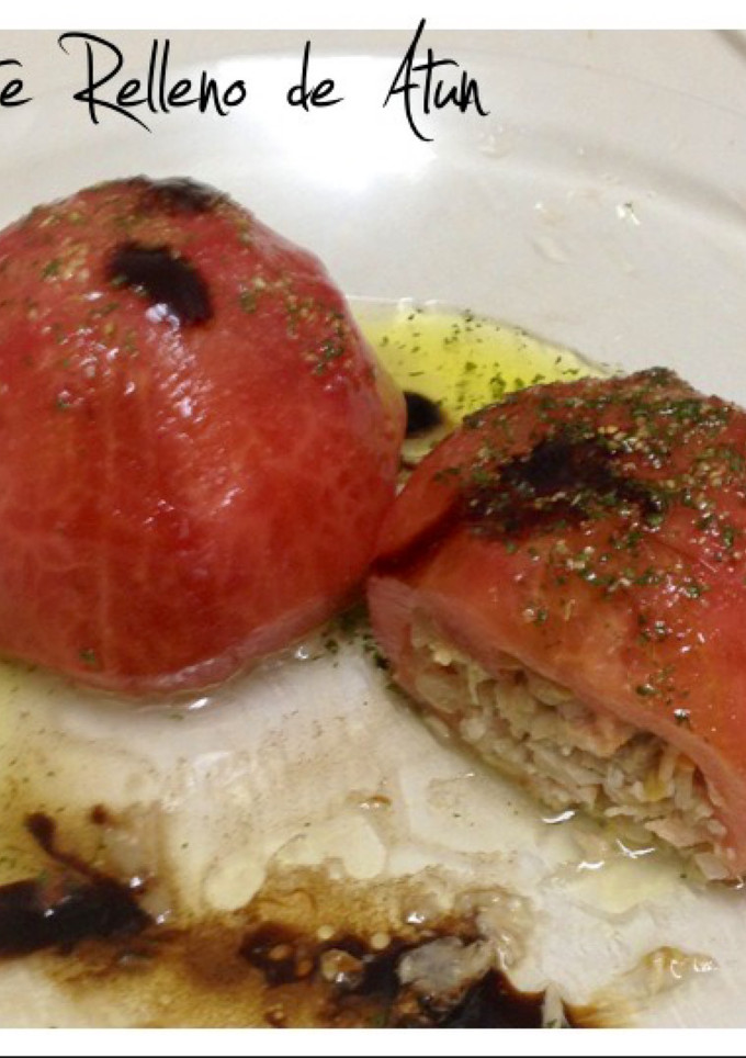 Una foto de Tomate relleno de atún