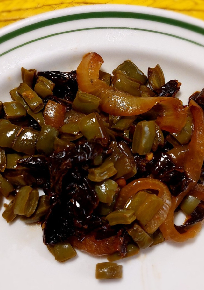 Una foto de Nopales con chile ancho, fáciles y rápidos
