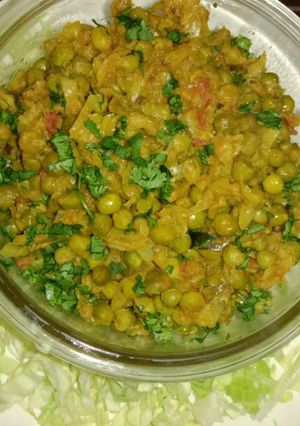 A picture of Patta gobhi matar sabzi.