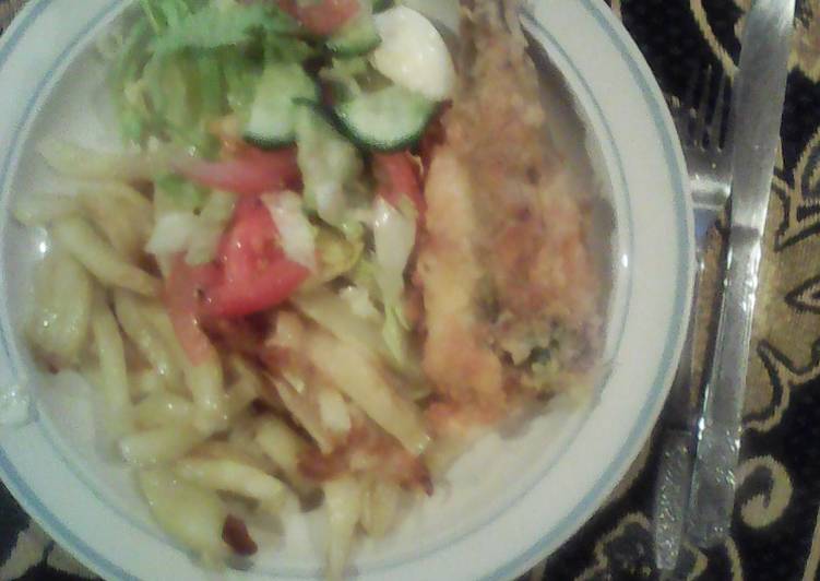 Fish &amp; chips served with Green Salad