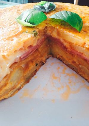 Una foto de Tortilla de papas rellena 👀💕