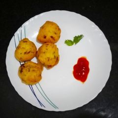 A picture of Urad Dal Pakode (Fritters).
