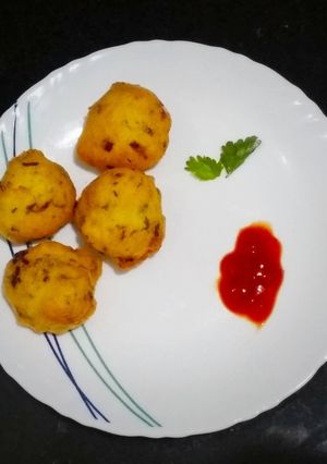 A picture of Urad Dal Pakode (Fritters).