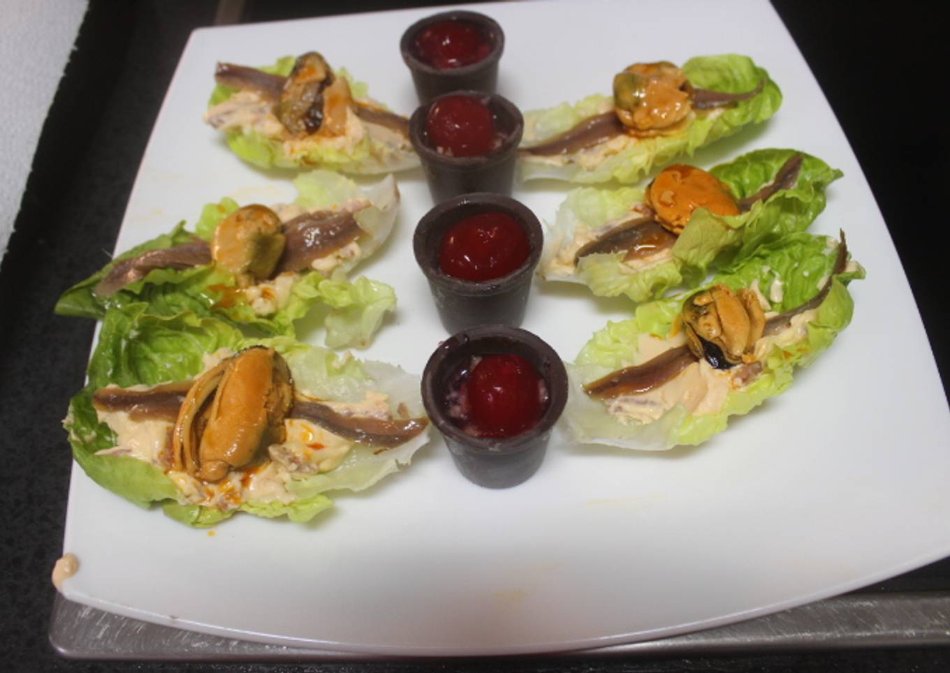 Ensalada de latas y queso con vasitos de chocolate