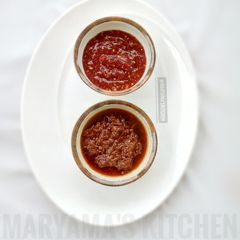 A picture of 2 easy diy pizza sauce.