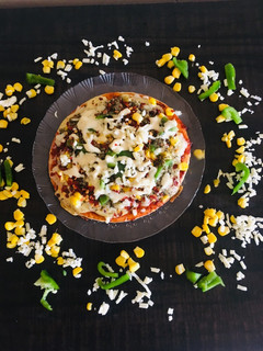 ચીઝ બર્સટ પીઝા (Cheese Burst Pizza Recipe in Gujarati) રેસીપી મુખ્ય ફોટો