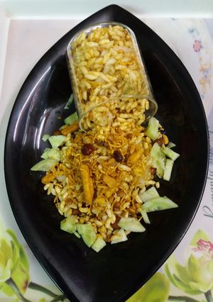 A picture of Jhaal muri  (kolkata style street food with spicy puffed rice  ).