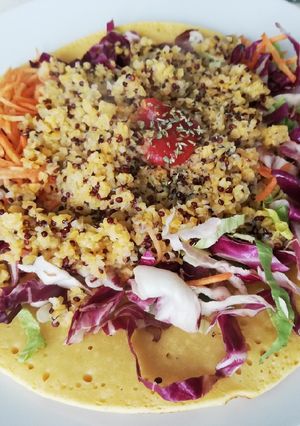 Foto di Farinata di Ceci ricoperta da insalata mista e Quinoa