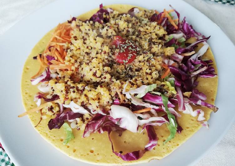 Farinata di Ceci ricoperta da insalata mista e Quinoa