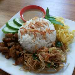 A picture of Nasi uduk rice cooker praktis dan teman2nya.