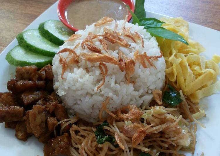 Rahasia Menghidangkan Nasi uduk rice cooker praktis dan teman2nya Kekinian