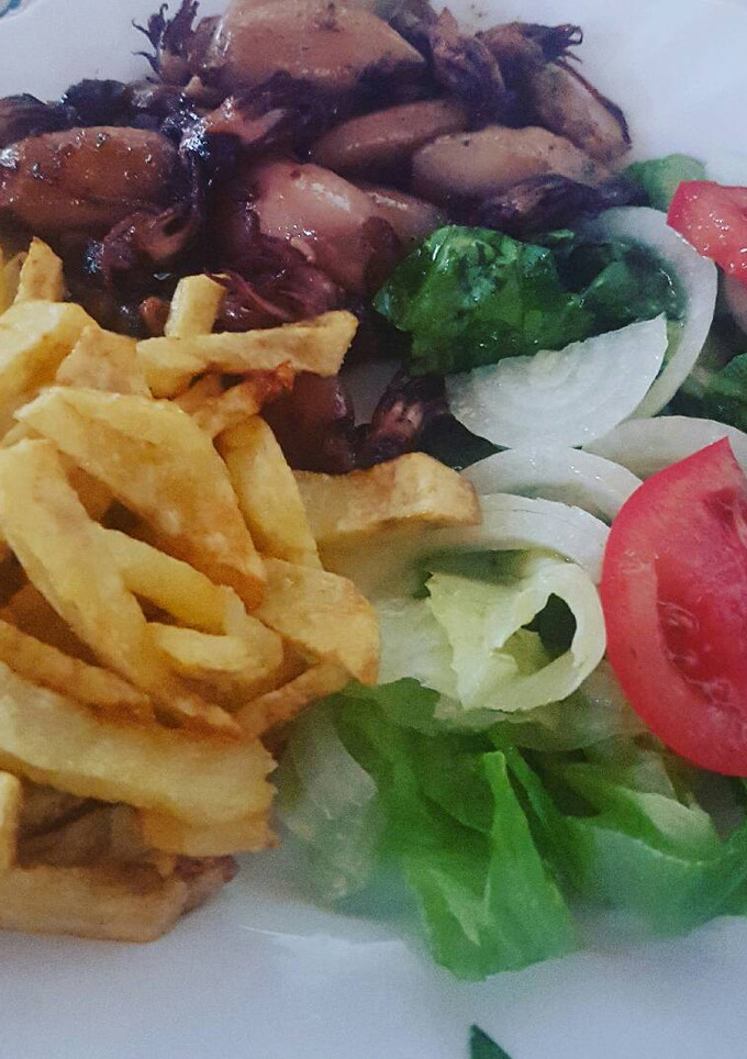 Una foto de Chipirones a la plancha con salsa verde, patatas y ensalada