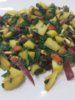 Una foto de Espinacas salteadas con manzana, pasas y piñones 🍎🍎