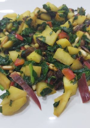 Foto principal de Espinacas salteadas con manzana, pasas y piñones 🍎🍎
