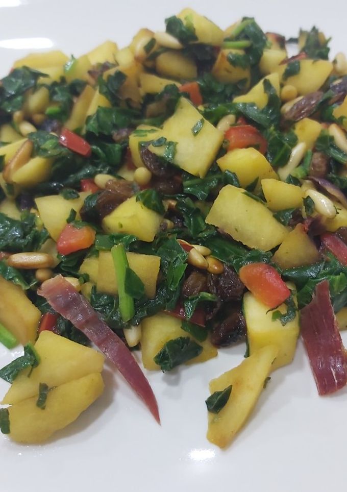 Una foto de Espinacas salteadas con manzana, pasas y piñones 🍎🍎