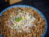سلطة المعكرونة والذرة بالصوص الابيض