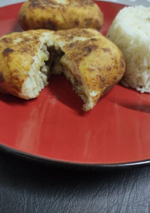 Una foto de Papas rellenas con pino y queso