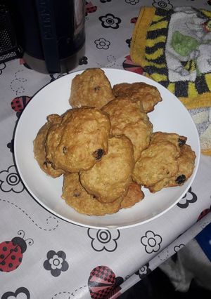 Una foto de Galletitas de avena con pasas de uva, nueces y canela