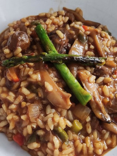 Una foto de Arroz con carrilleras, setas y espárragos (de aprovechamiento)