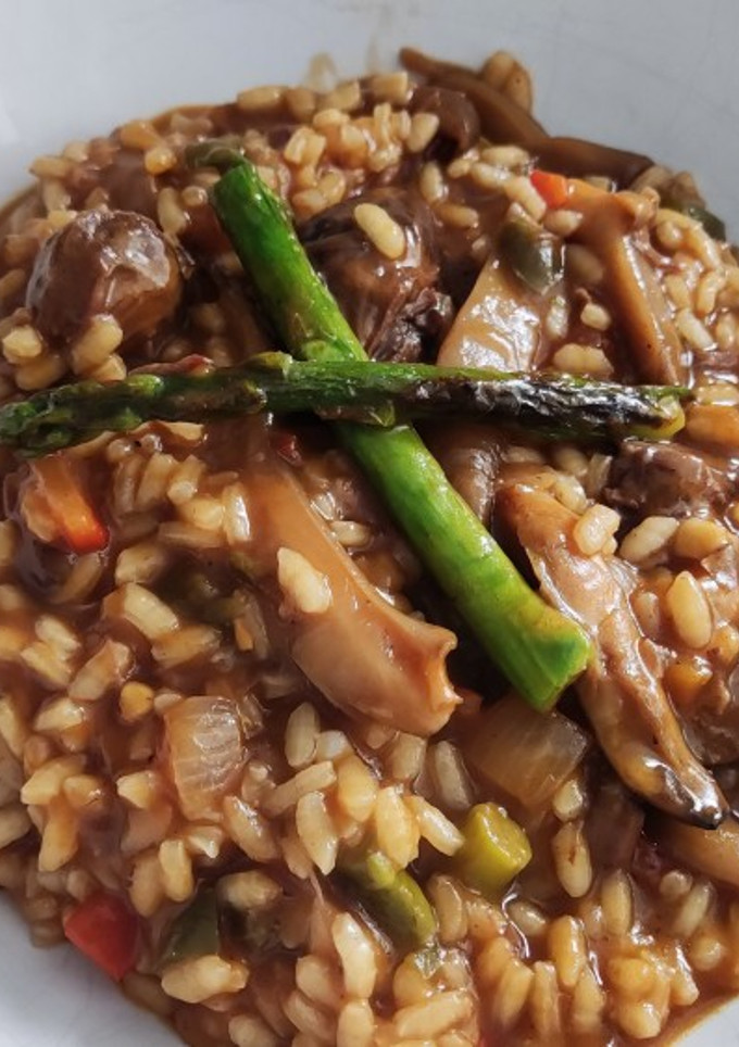 Una foto de Arroz con carrilleras, setas y espárragos (de aprovechamiento)