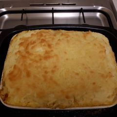Cheesy mince beef and mash potato pie A picture of Cheesy mince beef and mash potato pie.