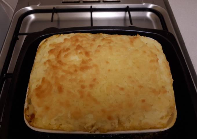 Cheesy mince beef and mash potato pie