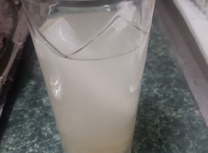 Una foto de Agua de tuna con limón