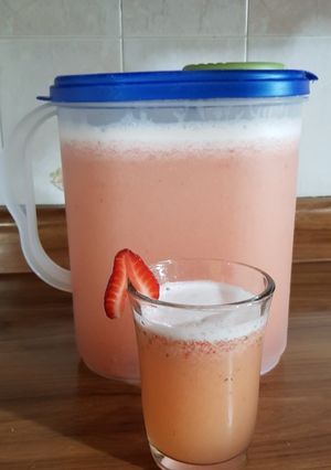 Una foto de Agua de Piña y Fresa
