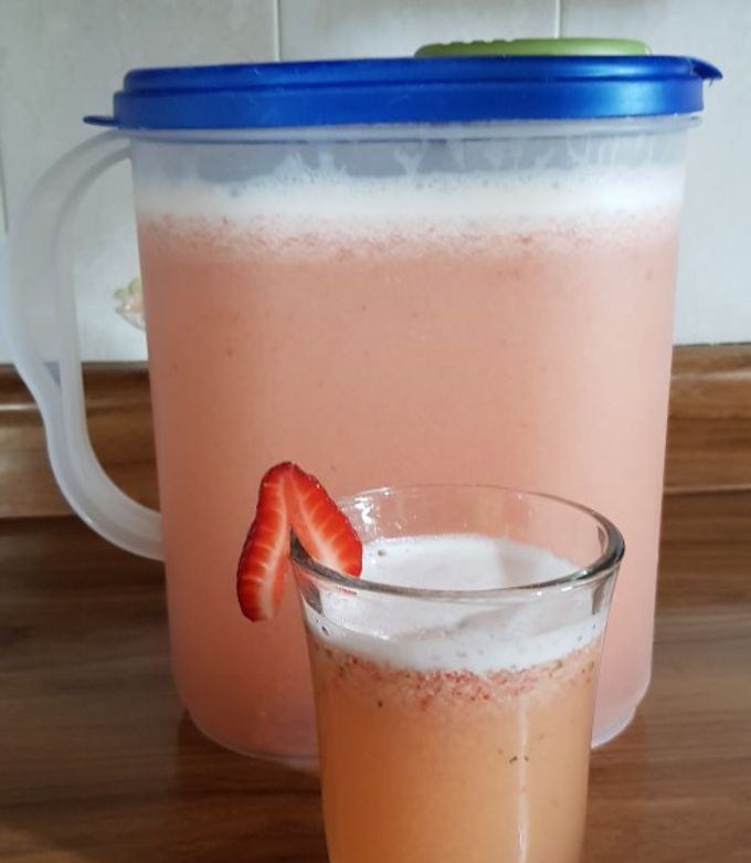 Una foto de Agua de Piña y Fresa