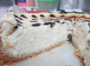 Una foto de Cheesecake - Torta de queso con aroma a limón y chocolate