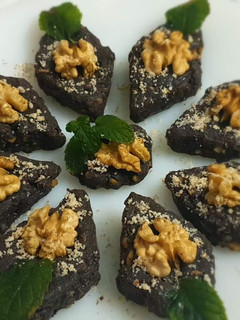 चॉकलेट अखरोट फज (Chocolate akhrot fudge recipe in Hindi) रेसिपी मुख्य फोटो