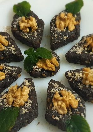 चॉकलेट अखरोट फज (Chocolate akhrot fudge recipe in Hindi) रेसिपी मुख्य फोटो